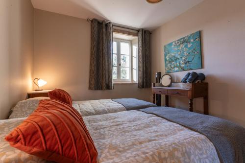 une chambre avec deux lits et une fenêtre dans l'établissement Gîte Van Gogh, à Bouchet