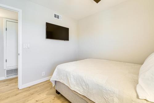 Televisyen dan/atau pusat hiburan di Private Pool and Patio Fountain Hills Family Home