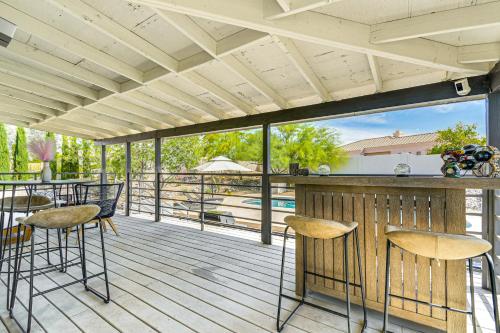 Balkoni atau teres di Private Pool and Patio Fountain Hills Family Home