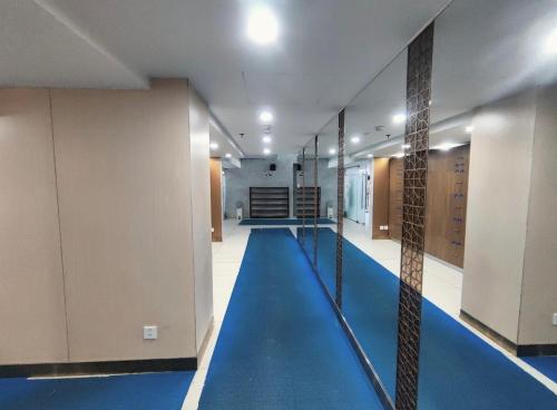 an empty swimming pool with a blue floor in a building at Sweet Home in Kon Rung (1)