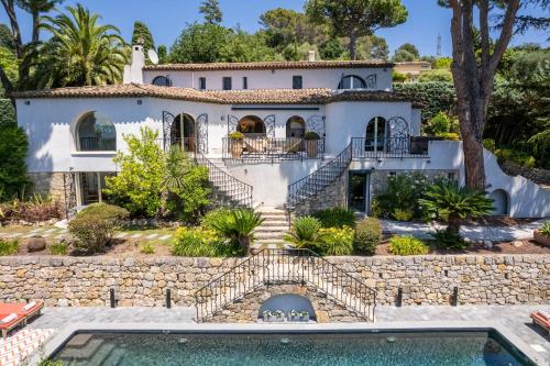 Mougins Architect-designed villa with swimming pool in a private estate