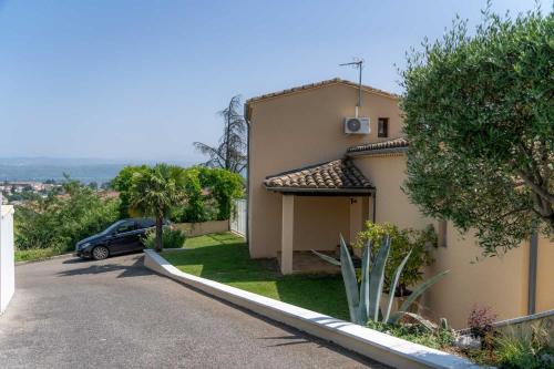 a car parked in front of a house at Villa Lazuel, piscine privée chauffée, vue panoramique et jardin clos in Aubenas