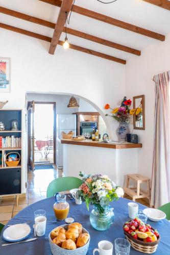 a blue table with food on it in a kitchen at Villa Lazuel, piscine privée chauffée, vue panoramique et jardin clos in Aubenas
