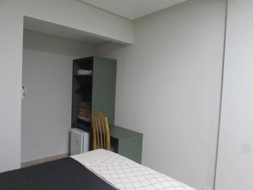 a bedroom with a bed and a green cabinet at Hotel Paramount- Próximo a "25 de Março Brás Bom Retiro e Distrito do Anhembi Expo Center Norte" in Sao Paulo