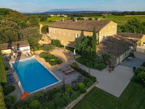 une vue aérienne d'une maison avec piscine dans l'établissement Gîte Van Gogh, à Bouchet