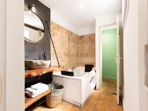 Ένα μπάνιο στο Elégant Appartement avec balnéo à 100m du Capitole