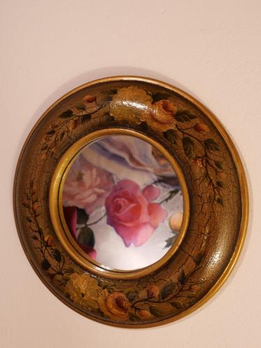 a gold picture frame with a rose in it at Appartements im Park in Krumpendorf am Wörthersee