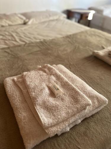 a white towel sitting on top of a bed at Aguasanas casas termales Chajari in Chajarí