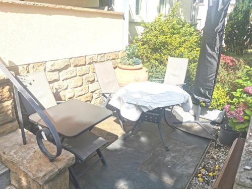 two chairs and a table on a patio at Ferienwohnung Forest & Wein in Neustadt an der Weinstraße