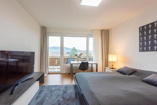 a bedroom with a bed and a large window at Ferienwohnung 2 Schlafzimmer W47 in Bern
