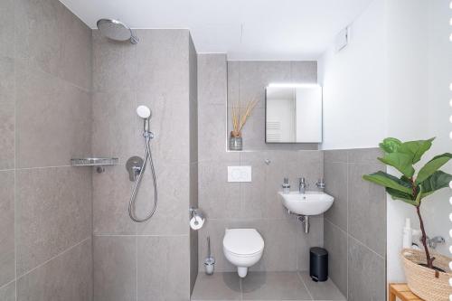 a bathroom with a shower and a toilet and a sink at Ferienwohnung 2 Schlafzimmer W47 in Bern
