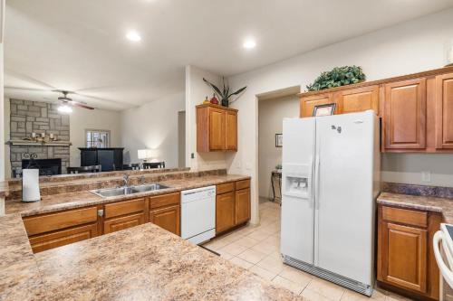 Η κουζίνα ή μικρή κουζίνα στο Silver Dollar Hideaway - Pet Friendly