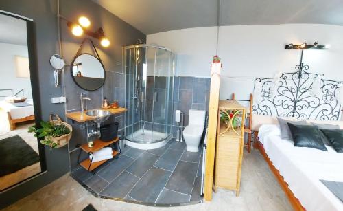 een badkamer met douche, toilet en wastafel bij Anglada, Villa with a private pool and jacuzzi in Lloret de Mar