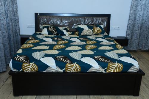 En eller flere senge i et værelse på Homestay with Modern Amenities