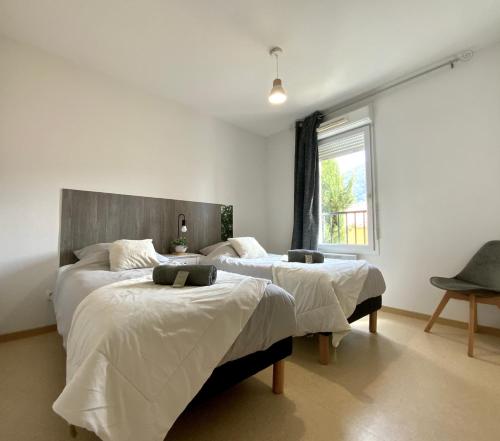 a bedroom with two beds and a window at Les Naïades G32 - 2 chambres pour 5 personnes ! in Avène