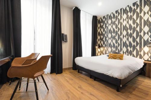 a bedroom with a bed and a desk and a chair at Legend Majestic - Parking Privé GRATUIT- Climatisation - Gare - Centre Ville - FIBRE in Mâcon