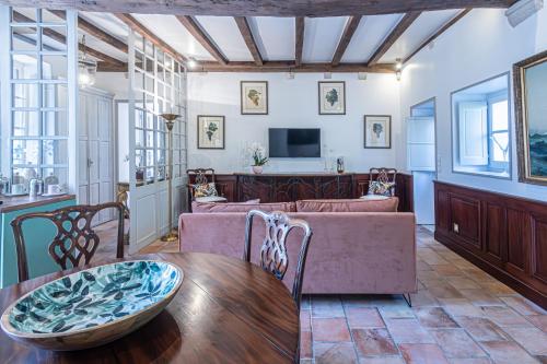un salon avec un canapé et une table dans l'établissement Gîte de l'Antiquaire au cœur de la Citadelle Blaye, à Blaye