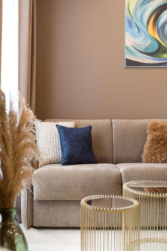 a living room with a couch and two tables at Legend Majestic - Parking Privé GRATUIT- Climatisation - Gare - Centre Ville - FIBRE in Mâcon