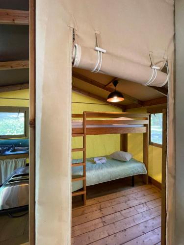 Cette chambre offre une vue sur un lit superposé. dans l'établissement Village loisirs de Goule, à Bessais-le-Fromental