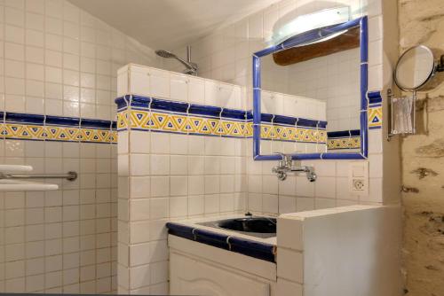 a bathroom with a sink and a mirror at Escapade romantique en Drôme, vue sur les vignes in Solérieux