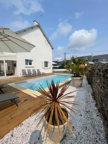 une villa avec piscine et une maison dans l'établissement La Villa Sénéchal, à Guérande