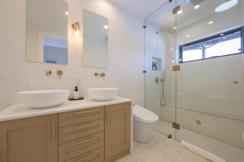 a bathroom with two sinks and a shower at Kogane Hills Niseko in Rankoshi