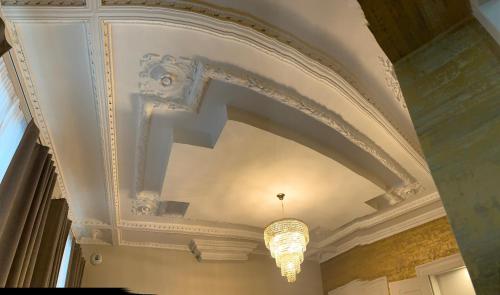 a ceiling with a chandelier in a room at Legend Majestic - Parking Privé GRATUIT- Climatisation - Gare - Centre Ville - FIBRE in Mâcon