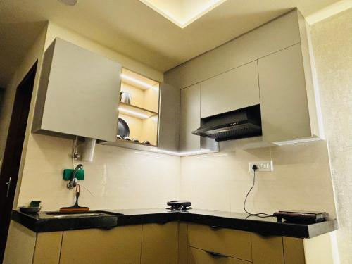 Una cocina o cocineta en Beautiful & luxurious Studio Apartment in Jaipur!