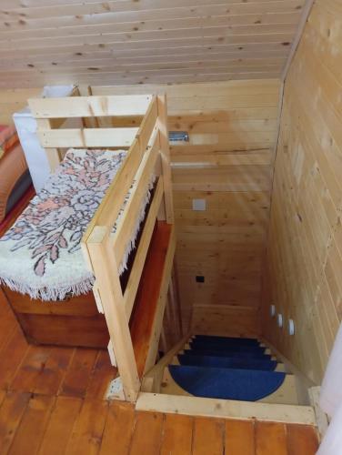 a small room with a bunk bed in a cabin at Vile Bliznakinje in Vinci