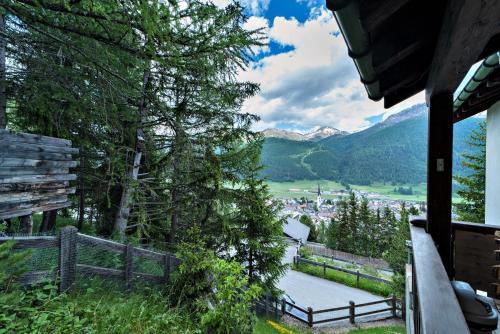 a view of a valley from a house at Chesa Flurigna - Zuoz in Zuoz