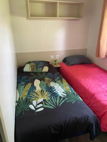 deux lits côte à côte dans une pièce dans l'établissement Bungalow confort Gastes + Piscine, à Gastes