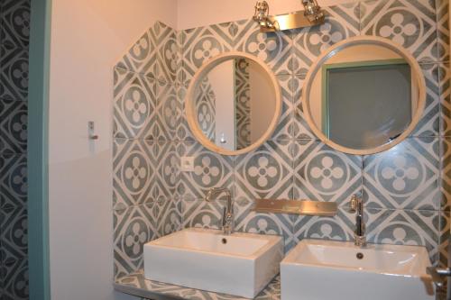Ein Badezimmer in der Unterkunft Atlantic Hôtel