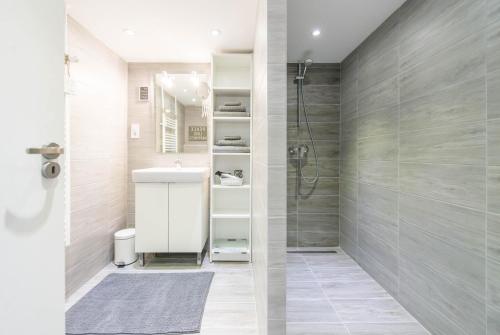 bagno con doccia e lavandino di happy home POP - apartment with free Pinball Machine a Budapest