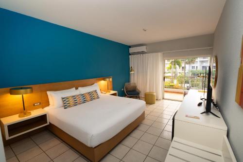 Postel nebo postele na pokoji v ubytování Rincon of the Seas Grand Caribbean Hotel