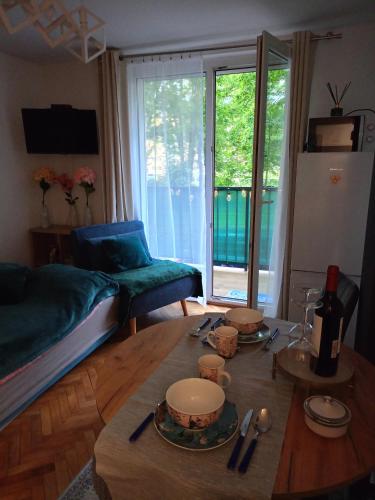 a living room with a table and a couch at Apartament na podgórzynskiej in Jelenia Góra