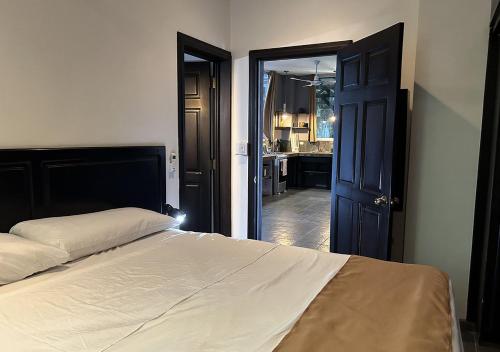 a bedroom with a bed and a kitchen at Manuel Antonio Condo 4 personnes 2 lits in Quepos
