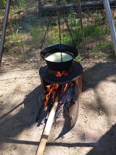 a pot sitting on top of a fire at Vile Bliznakinje in Vinci