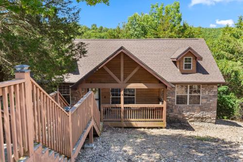 une maison avec une terrasse et un porche avec des escaliers dans l'établissement Milby Hideaway with On-site Amenities, à Branson West