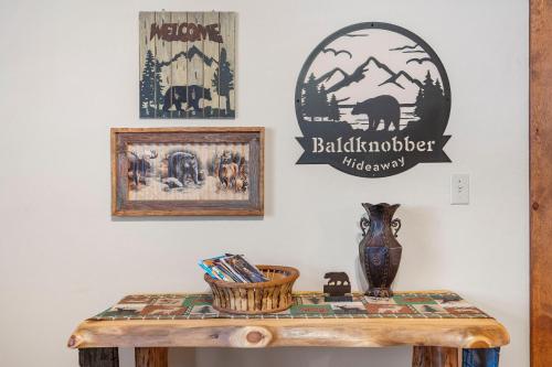 une table dans une pièce avec un panneau sur le mur dans l'établissement Milby Hideaway with On-site Amenities, à Branson West
