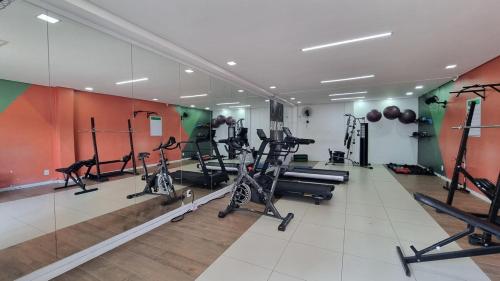 a gym with several treadmills and exercise bikes at Apto Lindo, Shopping Jardim Norte, 2 Batalhão PM in Juiz de Fora
