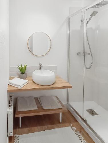 une salle de bain avec un lavabo et une douche dans l'établissement Studio neuf à 100m de la plage, à Concarneau