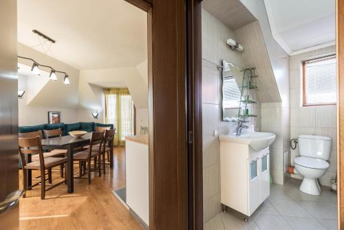 ein Badezimmer mit Toilette und ein Esszimmer in der Unterkunft FANTASY APARTMENTS in Warna