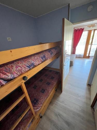 une chambre avec deux lits superposés dans une pièce dans l'établissement Studio Contamines-Montjoie, aux Contamines-Montjoie
