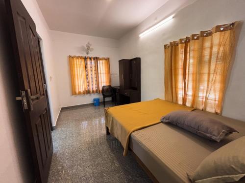 Un dormitorio con una cama y dos ventanas con cortinas. en Eco Hills Private Pool Villa, en Munnar