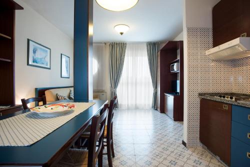 Dapur atau dapur kecil di Aparthotel Holiday