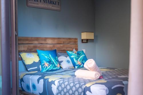a bedroom with a bed with colorful pillows at Villa centre Grand Baie in Grand Baie