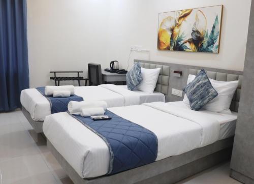 Postel nebo postele na pokoji v ubytování Axon Business Hotel Kondapur HITEC City Hyderabad