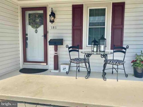 a patio with a table and chairs on a house at Family Home in mainheim PA close to atractions in Manheim