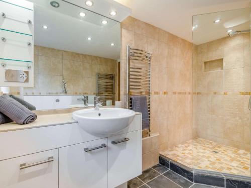 Koupelna v ubytování 4 Bed in Looe 90933