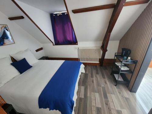Rúm í herbergi á chambre bleue